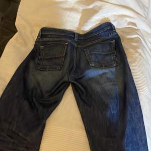 Ett bar mörkblåa jeans från Filippa K i storlek W28 L34 men är super små i storleken då jag mer skulle säga att de är W26 L30/32. Om du vill ha mer bilde rör de bara att fråga. Pris kan diskuteras 💕jeansen är boutcut på mig men kan även va straight leg.