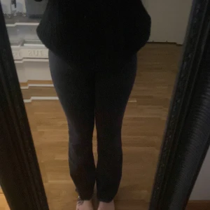 Svarta bootcut jeans - Ett par curve bootcut jeans som sitter superbra men säljs då de blivit för små på mig.
