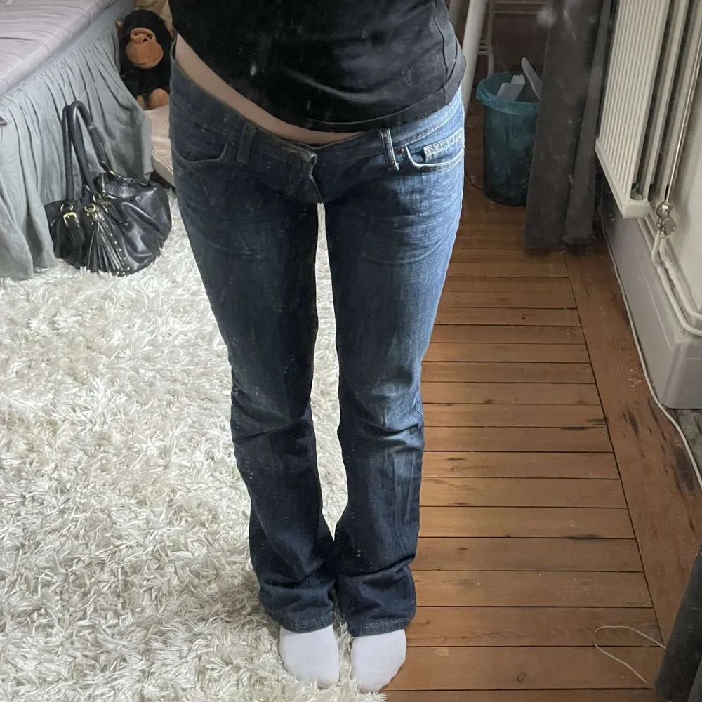 Jätte snygga fornorina jeans i nästan nyskick! Älskar verkligen dem men det är tyvvär lite för små för mig. Dem är super bra kvalitet och passar till allt. Om ni har några frågor är det bara att fråga💕💕priset kan diskuteras!!. Jeans & Byxor.