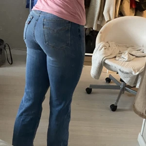 Low waist Levi’s jeans  - Ett par lågmidjade jeans ifrån levis, köpta i USA på levi’s butiken. I storlek 4 (USA storlek) skulle säga att dom sitter som XS/S. Knappt använda. Säljer för 300 kr köpta för cirka 800kr