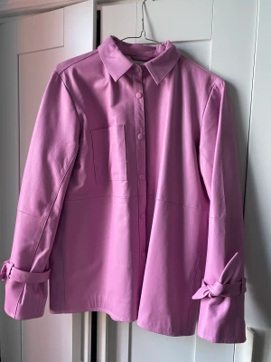 Leather shirt/jacket  - Selling this beautiful color leather shirt, although It has been worn only once it has a sign of use in the collar that I have no idea how it happened 