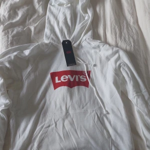 NY Levis hoodie storlek M  - Aldrig använd levis hoodie i tunnare material. Lappen kvar!