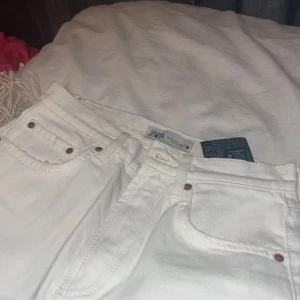 Vita jeans  - Använda max 2 gånger och är i storlek 36 inte slitna alls, skriv för ett pris 