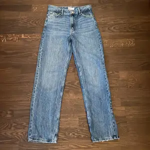 Hej! Säljer mina blå mid waist jeans från Bershka, storlek EUR 36. Aldrig använda då dom är för små i midjan. Nypris 399kr och säljer för 150kr + frakt (kan mötas upp i Stockholm)😊💕