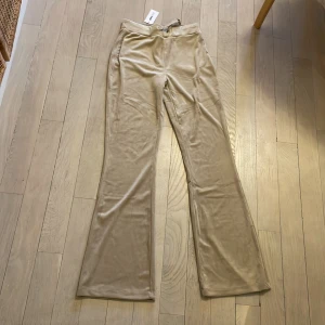 Ginatricot beigea mjukisbyxor - Säljer dessa oanvända ginatricot byxorna i storlek xxs, dem var för stora för mig men passar nog dig som är över 1,55m❤️(står ej för frakten)