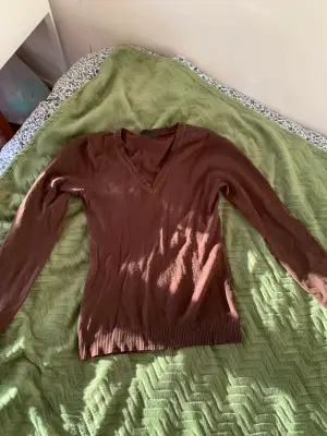 En mysig enkel brun tröja som är lite nopprig men inget som inte går att ta bort. 