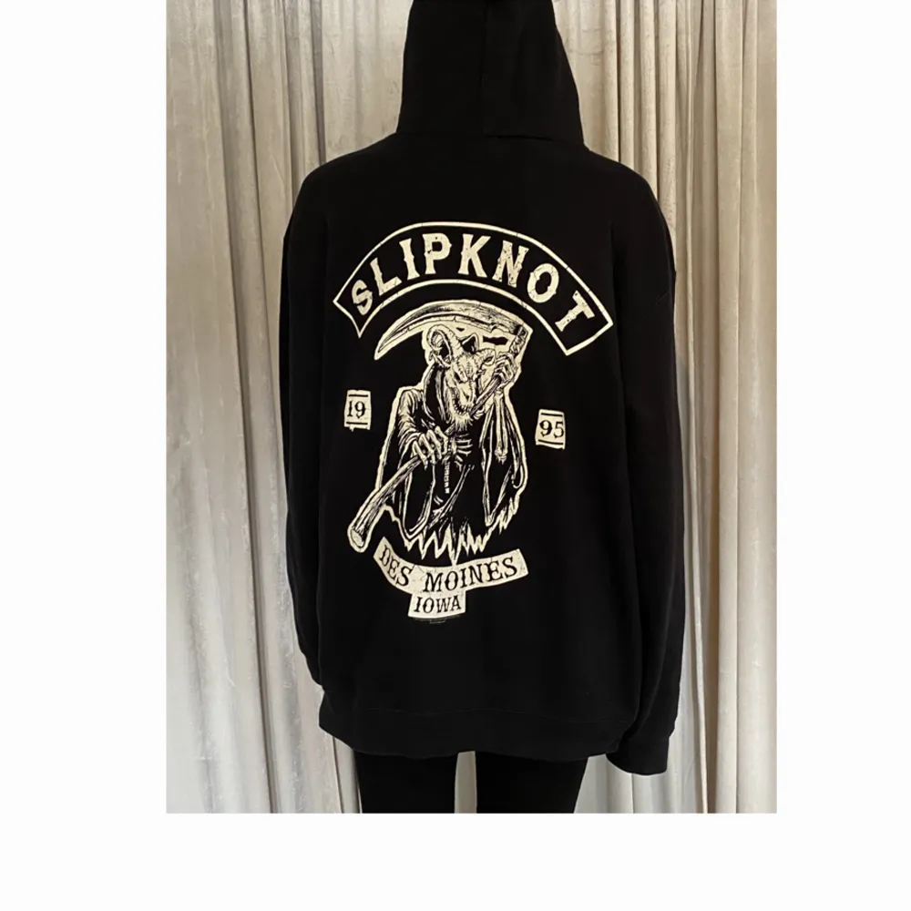 Slipknot hoodie köpt på EMP 2018! Den har använts några gånger men är fortfarande i bra skick, trycket är fint!☺️Nypris 669 kr!. Hoodies.