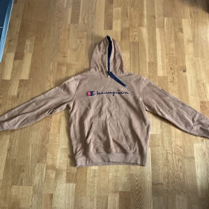 Champion hoodie  - Används inte längre bra skick. Sitter som medium