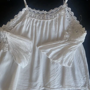 Topp - Sååå fin sommartopp med fina detaljer, armarna hänger fint på 🤍