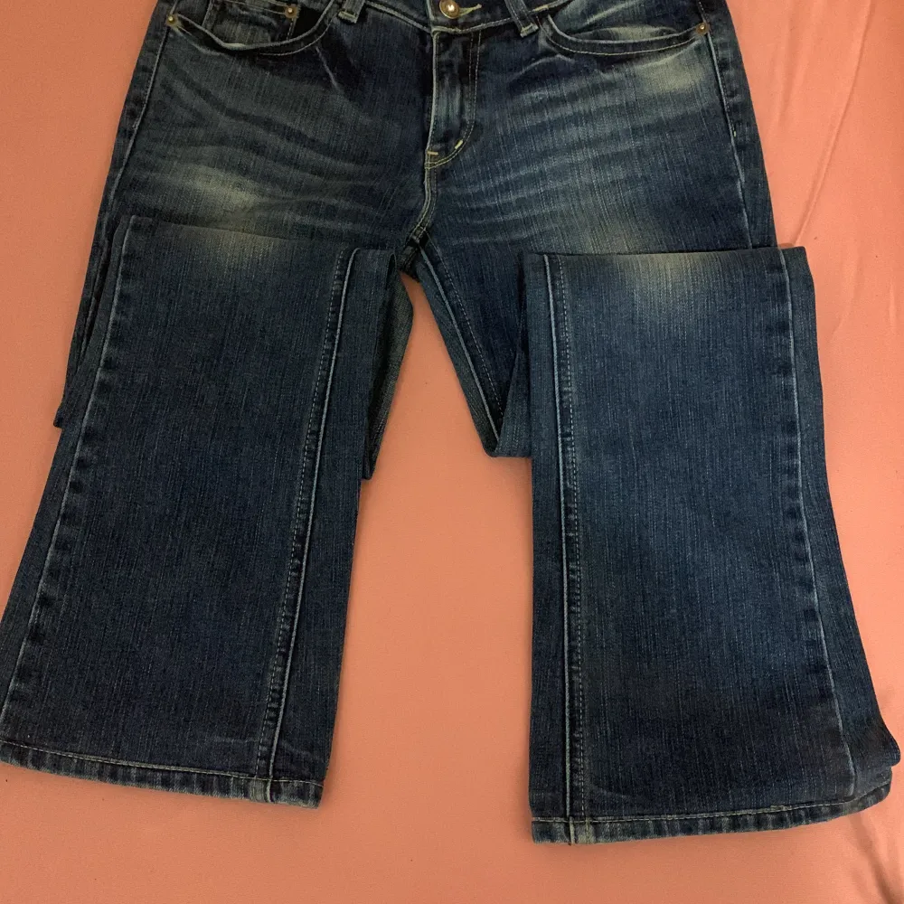 Ett par lågmidjade jeans som är wideleg/bootcut, storlek S i perfekt skick, sälj pågrund av att lågmidjade inte passar på mig och de är Oanvända. Perfekt för dig som letar efter plagg som är inspirerade av 90-tals stil! . Jeans & Byxor.