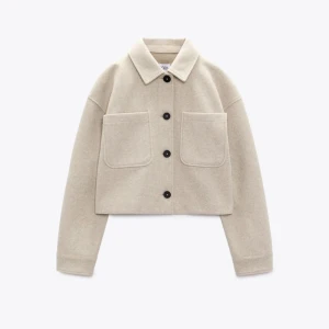 Kort jacka med fickor - Kort jacka med fickor ifrån Zara, helt oanvänd!!🫶🏼