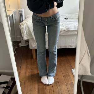 Säljer dessa lågmidjade jeans, jag är ca 160 cm men skriv för fler mått eller bilder💓