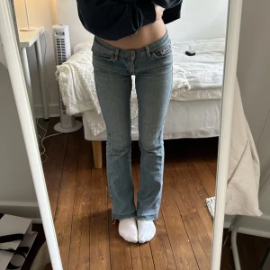 Lågmidjade jeans - Säljer dessa lågmidjade jeans, jag är ca 160 cm men skriv för fler mått eller bilder💓