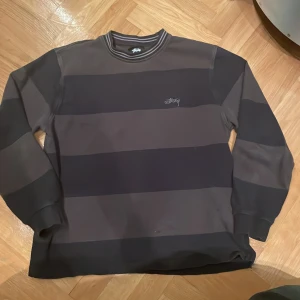 Stussy tröja - tvårfet stussy tröja som tyvärr inte kommer till någon användning längre:(. 
