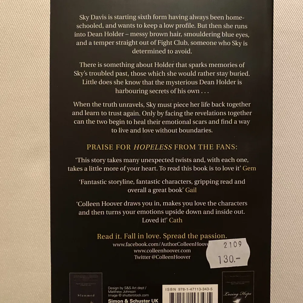 Hopeless av Colleen Hoover på engelska, paperback, oläst och alldeles ny, prislappen finns kvar. Säljer denna bok då jag troligen inte kommer läsa den. Skriv om du undrar över något :) . Övrigt.