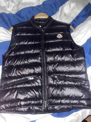 Moncler  - Säljer denna nu pga för liten storlek 2/s kan passa m 