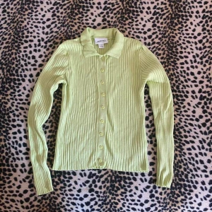 Monki - Monki lime grön stickad skjorta 