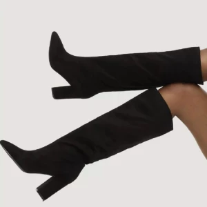 SLUTSÅLDA STÖVLAR - Säljer dessa supersnygga stövlarna från Nelly i strl 40. Knappt använda!💓