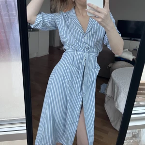 Bik bok klänning - Superfin klänning! Inga skador. Kan passa s-m, går att dra åt i midjan.