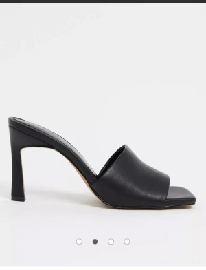 Svarta klackar  - Säljer mina sjukt fina klackar som tyvär aldrig kommit till användning, så de är i helt nytt skick🥰