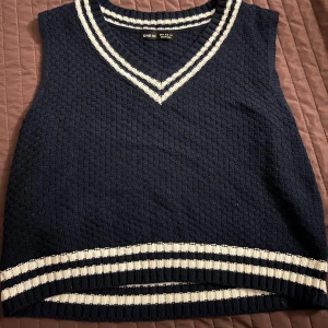 Stickad väst - Stickad väst köpt på SHEIN, aldrig använd, säljs pga att jag ej jobbar kvar på jobbet jag köpte den för