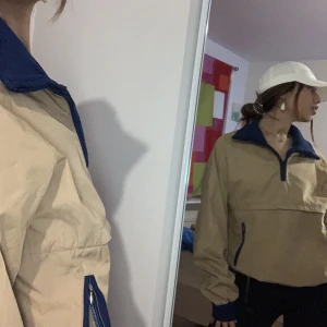 Light jacket - Mysig varm liggt jacket. Med väldigt bra och effektiva fickor som man ser på bild 3. Hög krage. 