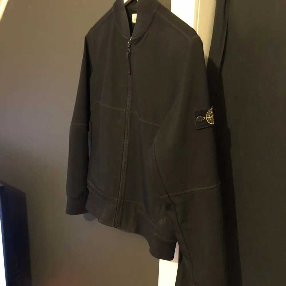 Stone island junior jacka storlek 156. Anledningen att jag säljer den är för att den har blivit för liten men jag minns att den passade mig till när jag blev ungefär 165.  Köpt från nk. Skriv gärna om du vill ha fler bilder.. Tröjor & Koftor.