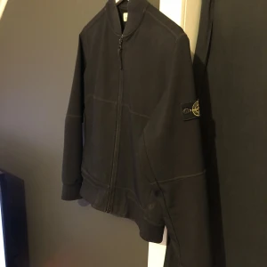Stone island junior jacka - Stone island junior jacka storlek 156. Anledningen att jag säljer den är för att den har blivit för liten men jag minns att den passade mig till när jag blev ungefär 165.  Köpt från nk. Skriv gärna om du vill ha fler bilder.