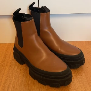 Bruna Zaraboots - Bruna boots från Zara. Sparsamt använda och säljs då de används sällan. Väldigt bekväma och normala i storleken. Kan mötas upp i centrala Uppsala eller Stockholm annars står köparen för frakten! ☺️