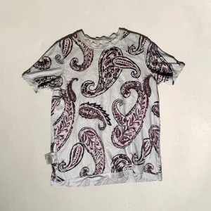 Acne Studios T-shirt - Reversible acne studios T-shirt i dunder skick. Säljer eftersom den inte kommer till användning nått mer