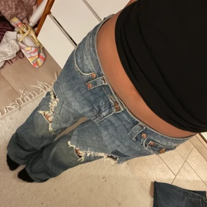 Lowwaist jeans  - Jeans som tyvärr är för långa och stora på mig därför måste jag sälja dom men dom är så snygga! Och fickorna därbak😍🙏🏼 Köpare står för frakten annars möts jag upp i Sthlm 