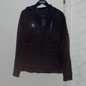 Sailracing hybrid jacka - Det är en sailracing Antarctica Hybrid Hood jacka. Den är perfekt till höst/vår. Skick 9/10. Använd 1 säsong, vuxit ifrån den.