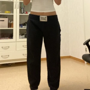 Boxnings mjukisbyxor - Säljer dessa mysiga lågmidjade mjukisar för jätte billigt 