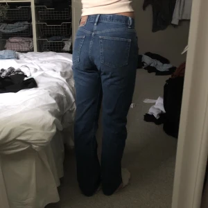 Lågmidjade vintage jeans - Så snygga jeans i mörkblå färg! Köpta second hand men i bra skick! Säljer pga har för mycket jeans 💕passar 36-38 💕