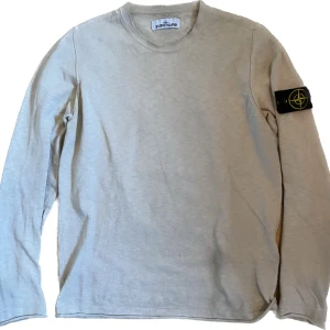 Stone Island tröja - Stone Island tröja i bra skick. Köpte för 2 år sen och har använt några gånger men är i bra skick.