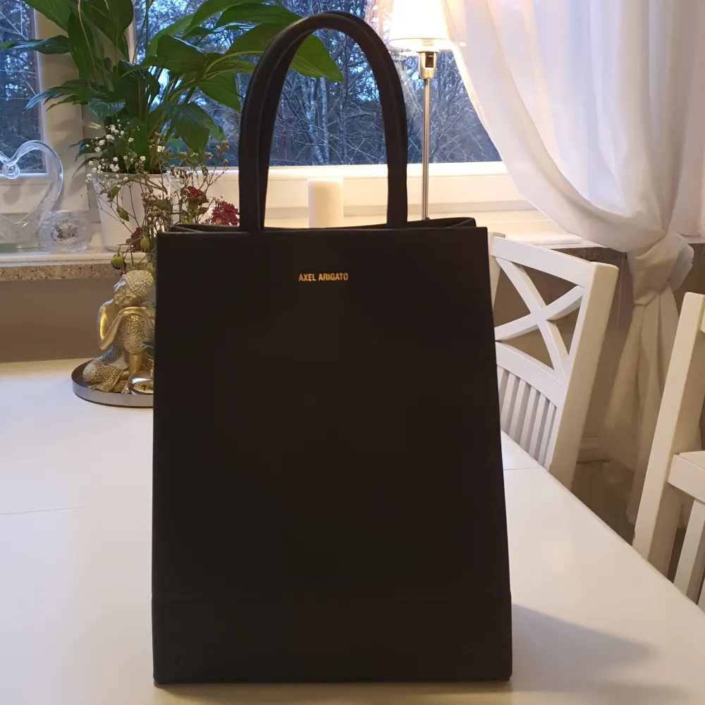 Hi! I'm selling my shopping bag medium (not mini!), Since I barely wear it 😊. The meassurements are:  Height: 33cm Width: 26cm Depth: 13cm  The cross body strap is not included unfortunately, however you can attach any as there are two hooks in the bag.. Väskor.
