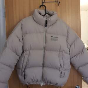 Hi! I'm selling my AA Observer puffer in size M due to barely wearing it 😊.  The jacket has been dry cleaned once and never worn since, so it is completely clean. It's made of 100% down feathers.  I would prefere a pickup if possible 😌.
