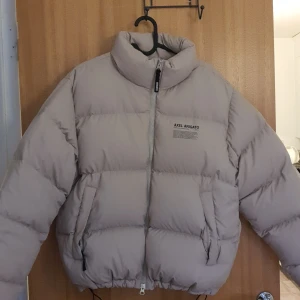 Axel Arigato Observer Puffer Jacket - Hi! I'm selling my AA Observer puffer in size M due to barely wearing it 😊.  The jacket has been dry cleaned once and never worn since, so it is completely clean. It's made of 100% down feathers.  I would prefere a pickup if possible 😌.