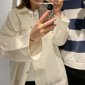 Jeanskjorta  - Vit jeanskjorta/jacka från weekday! Passar till allt😊 hör av er vid frågor🥰