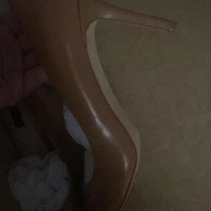 Tiger pumps  - Super fina tiger pumps i strl 39. Passar en 38. Oanvända helt nya! Nypris: 1000 kr. Säljes för 500 kr. 