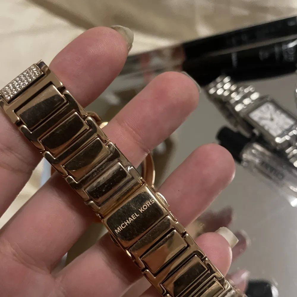 Jättefin guldig klocka som är helt oanvänd från MK, fick som present men använder inte guldfärgade smycken så har aldrig använt.. Accessoarer.