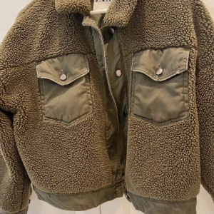Jacka zara  - Jätte fin fluffig jacka från zara knappt använd! Passar perfekt nu till våren. Har en liten mörk grön färg i sig som e super snygg! 