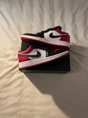 Air Jordan 1 Low (GS) ”Bred Toe” - Hej! Jag säljer ett par helt nya Air Jordan 1 Low (GS) Gym Red i storlek  36 för 1250kr st ink frakt! Fraktar samma eller dagen efter betalning 💰🚚 Bara att höra av dig vid frågor😄