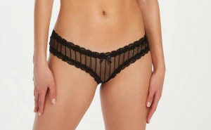 Underkläder - Hunkemöller trosa - 2 par jättefina trosor i spets med fina detaljer. Helt oanvända endast testade en gång och tvättade. Ordinarie pris 99 kr st. Skickar med brevpost  130 kr + 15 kr i frakt om så önskas. Samfraktar vid köp av flera 😊