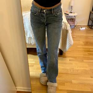 Säljer dessa fina jeans från Zara, storlek 36. Perfekt längd för mig som är ca 1,65. 