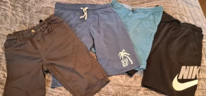 Shorts. Barn 146-152 - ﻿2 par mjukisshorts. 1 par blåa chinos-shorts, även snygga att kavla upp benet på. 1 par mörkgråa jeansshorts, även snygga att kavla upp benet på. Jeansshorts är aldrig använda. De övriga är i gott skick. Chinos och bra mjukis är i nyskick med. 