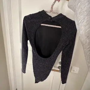 En glittrig body från H&M i storlek S, i bra skick🤍 120kr+frakt!