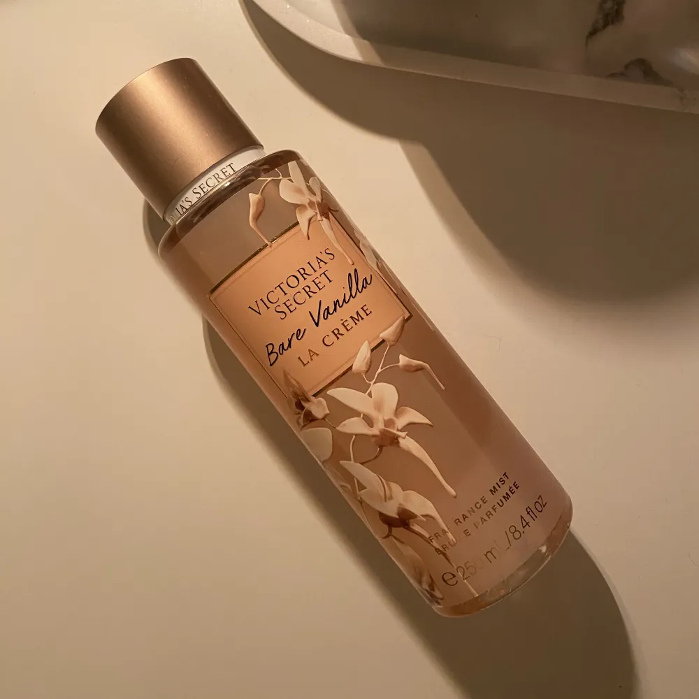 Parfym från Victoria’s Secret i doften Bare vanilla (La créme) Aldrig använd då jag har så många  Luktar otroligt gott . Övrigt.