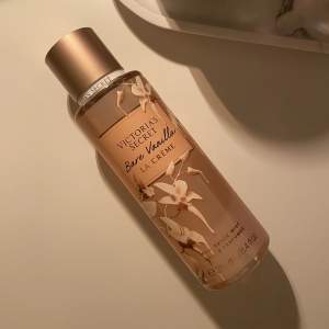Parfym från Victoria’s Secret i doften Bare vanilla (La créme) Aldrig använd då jag har så många  Luktar otroligt gott 