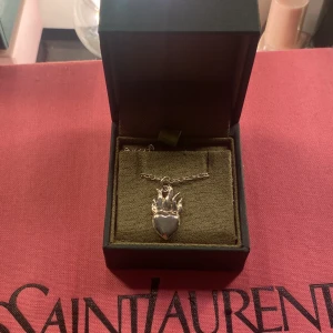 Maria Nilsdotter halsband ”Fever necklace” - Funderar på att sälja mitt älskade Maria Nilsdotter halsband i silver och längd 45, helt i nyskick. Låda tillkommer men har tyvärr tappat bort kvittot❤️